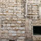 Sulla facciata si possono per� individuare i segni del suo lontano passato. Sul paramento in pietra a vista si riconoscono archi ribassati e finestre tompagnati su comparti murari di diverse epoche